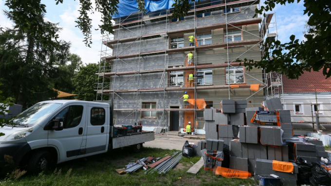 Trzy z sześciu nowych programów mają dotyczyć poprawy efektywności energetycznej budynków szpitalnych, budynków edukacyjnych oraz budynków wielorodzinnych na terenach popegeerowskich; fot. PAP/Lech Muszyński