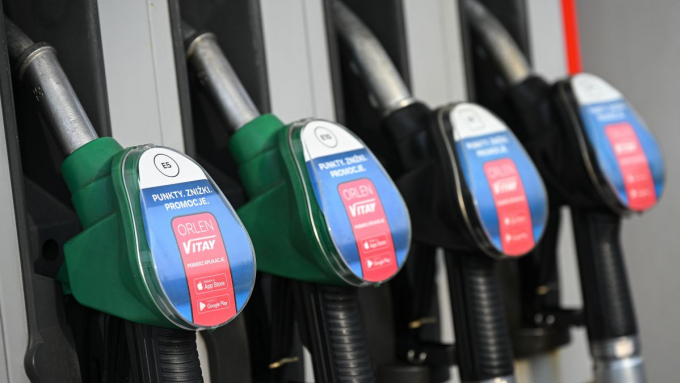 ZGWRP zwrócił uwagę, że wzrost cen paliw w ostatnich tygodniach w niektórych regionach kraju wyniósł 40-45 procent; fot. PAP/Marcin Obara