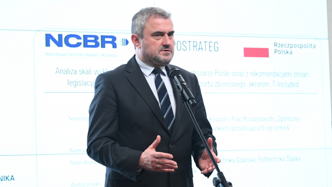 Wiceminister infrastruktury Stanisław Bukowiec podczas prezentacji raportu o wykluczeniu komunikacyjnym; fot. PAP/Radek Pietruszka