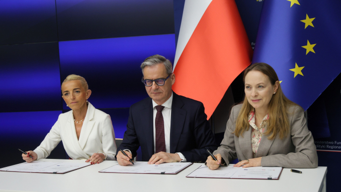 Pierwsza wiceprezes BGK Marta Postuła, prezes Banku Gospodarstwa Krajowego Mirosław Czekaj, minister funduszy i polityki regionalnej Katarzyna Pełczyńska-Nałęcz , fot. PAP/Rafał Guz