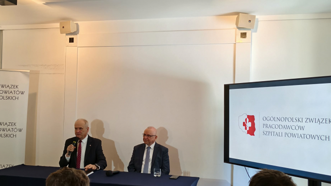 Prezes zarządu OZPSP Waldemar Malinowski i prezes ZPP Andrzej Płonka na konferencji dotyczącej sytuacji szpitali powiatowych; fot. Serwis Samorządowy PAP