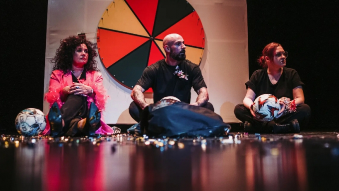 Burmistrz Leska Adam Snarski podczas próby do spektaklu charytatywnego "GEN:END"; fot. Beata Czyżewska/Beata Fotografuje