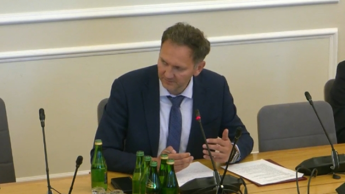 Wiceminister cyfryzacji Rafał Rosiński podczas posiedzenia Komisji Samorządu Terytorialnego i Polityki Regionalnej