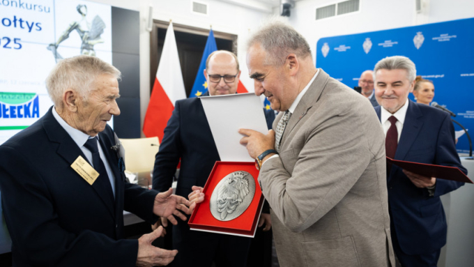 Senator Ryszard Bober wręcza wyróżnienie Heliodorowi Kubiakowi za najdłuższy staż sołecki; fot. Tomasz Ozdoba, Kancelaria Senatu