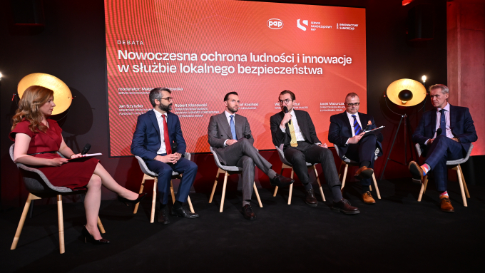 Debata "Nowoczesna ochrona ludności i innowacje w służbie lokalnego bezpieczeństwa"; fot. PAP/Stach Leszczyński