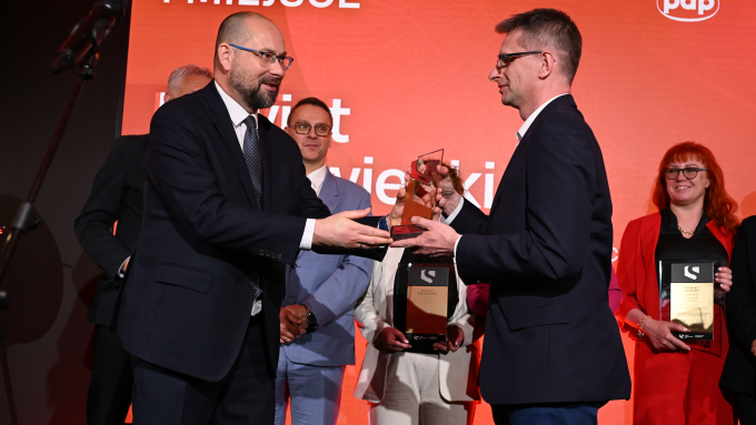 Geodeta powiatowy Łukasz Śliwiński (po prawej) odbiera nagrodę w konkursie Innowacyjny Samorząd 2026 z rąk Dyrektora Generalnego PAP Marka Błońskiego; fot. PAP/Stach Leszczyński