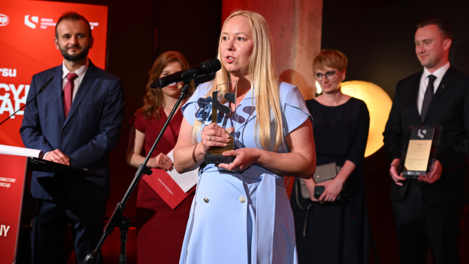 Dyrektor Ośrodka Pomocy Społecznej w Rybniku Anna Sowik-Złotoś odbiera nagrodę w VII edycji konkursu Innowacyjny Samorząd; fot. PAP/Stach Leszczyński
