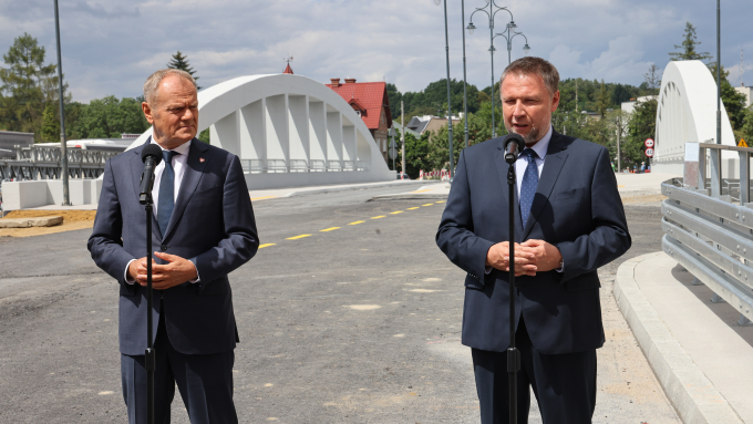 Premier Donald Tusk i szef MSWiA Marcin Kierwiński na otwarciu mostu na rzece Biała Głuchołaska w Głuchołazach; fot. PAP/Krzysztof Świderski