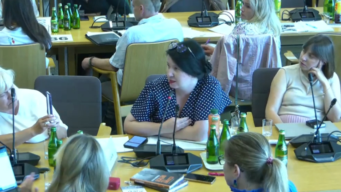 Pełnomocniczka burmistrza Aleksandrowa Łódzkiego ds. zwierząt i realizacji programu przeciwdziałania bezdomności Katarzyna Rezler (pośrodku) podczas posiedzenia Komisji Nadzwyczajnej ds. ochrony zwierząt