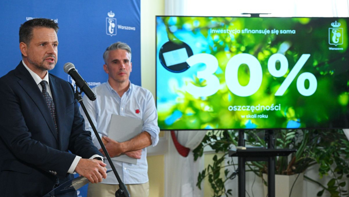Prezydent Warszawy Rafał Trzaskowski (L) i dyrektor Zarządu Dróg Miejskich m.st. Warszawy Łukasz Puchalski (P); fot. PAP/Marcin Obara