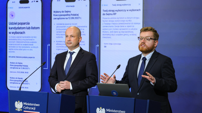 Wiceminister cyfryzacji Dariusz Standerski (po prawej) i dyrektor COI Radosław Maćkiewicz (po lewej) podczas konferencji prasowej poświęconej rozwojowi aplikacji mObywatel; fot. PAP/Paweł Supernak